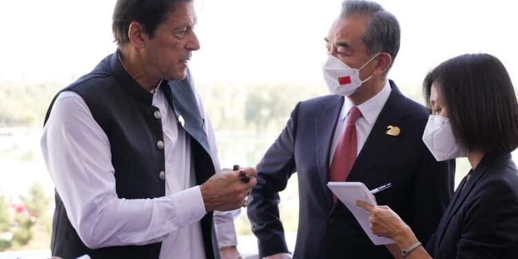 Pakistan PM meets Chinese top diplomat, discuss Afghanistan