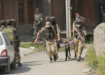 5 Indian troops, 5 armed rebels killed Kashmir as Hundreds flee