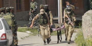 5 Indian troops, 5 armed rebels killed Kashmir as Hundreds flee