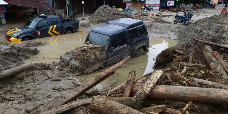 Flash floods in Indonesia kill at least eight