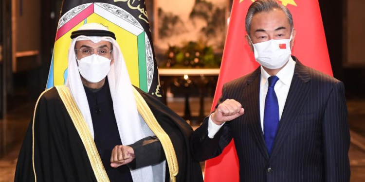 Chinese FM discusses practical cooperation with GCC Secretary-General