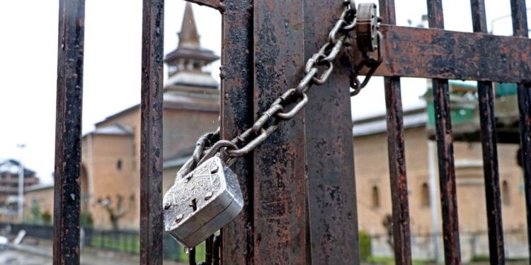 Kashmir: Anjuman Auqaf condemns ‘forcible restrictions’ on Friday prayers at Jamia Masjid Srinagar