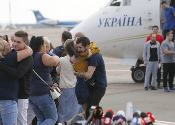 Ukraine, Russia swap prisoners, largest since conflict erupted