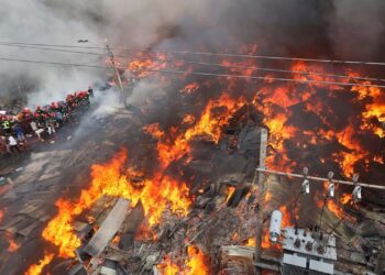 Huge fire destroys clothes market in Bangladeshi capital