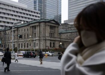 Bank of Japan maintains monetary easing but plans review