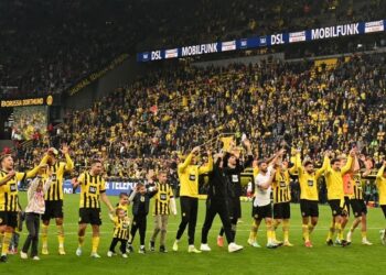Dortmund ready to lift Bundesliga trophy, Bayern hope for dramatic twist