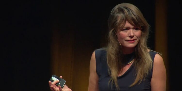 Balanced media crucial to bring peace in Afghanistan: Bette Dam