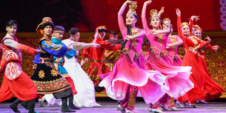 Over 1,000 artists bring classics to Xinjiang dance festival