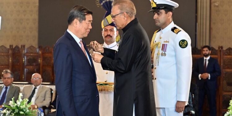 President confers Hilal-i-Pakistan award on Chinese vice-premier