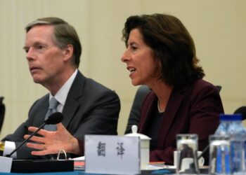 US commerce secretary meets Chinese counterpart in Beijing