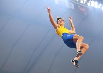 Duplantis soars into world pole vault final