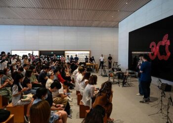 Apple fans celebrate 30 years of tech giant in China