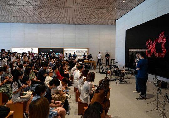 Apple fans celebrate 30 years of tech giant in China