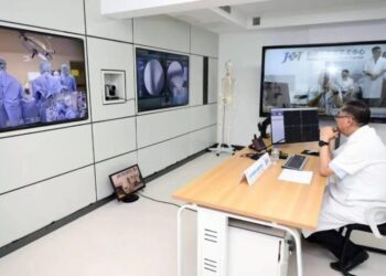 Remote eye surgery trial uses 5G robot in China