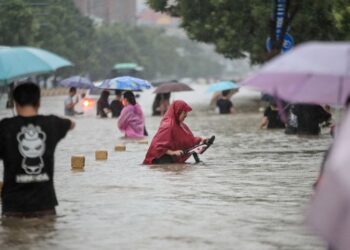 Flashfloods kill 7 in southwestern China, death toll climbs to 33 in Beijing downpour