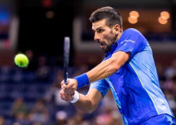 Djokovic back on top after US Open return, Swiatek rolls