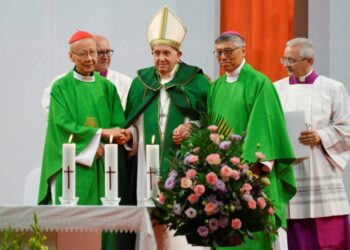 Be ‘good citizens’, Pope tells Chinese Catholics during Mongolia visit