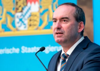 Bavarian deputy PM to stay on despite anti-Semitism scandal