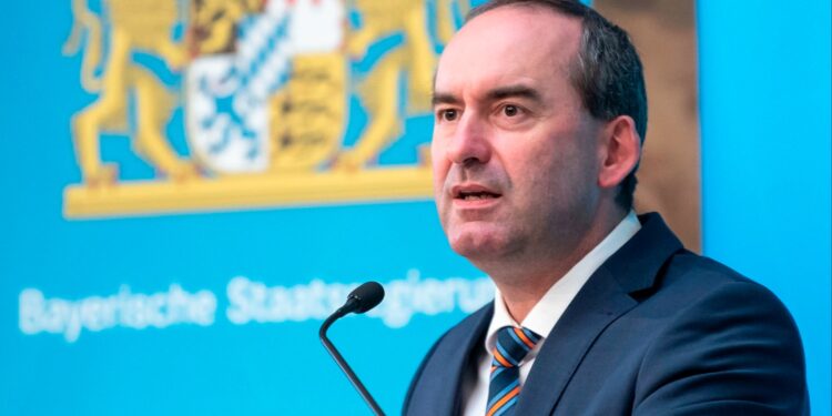 Bavarian deputy PM to stay on despite anti-Semitism scandal