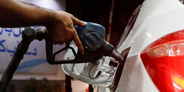 Pakistan cuts petrol and diesel prices