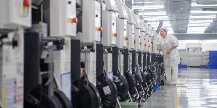 China’s industrial enterprises continue steady recovery in October