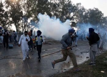 India security forces fire tear gas at protesting farmers on drive to Delhi