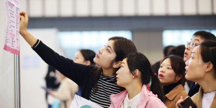 China adds 6.98 million new urban jobs in H1