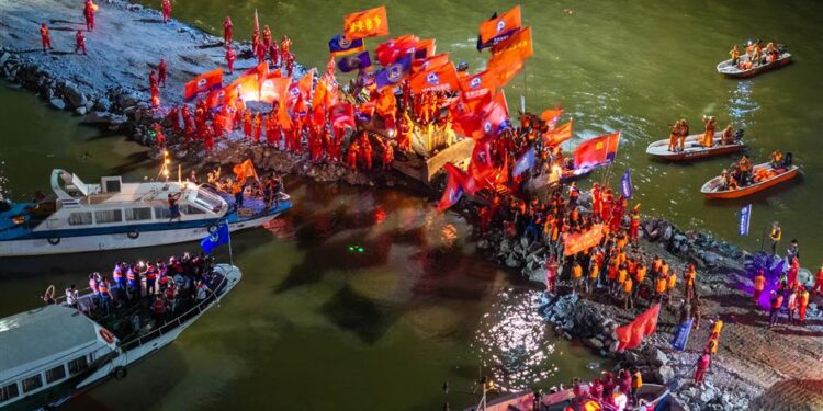 China seals dike breach at its second-largest freshwater lake