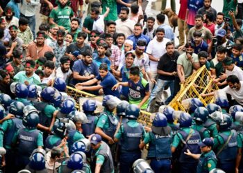 Bangladesh suspends mobile internet, police fire tear gas at protesters