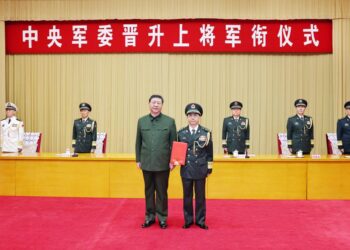 Xi presents order to promote military officer to rank of general
