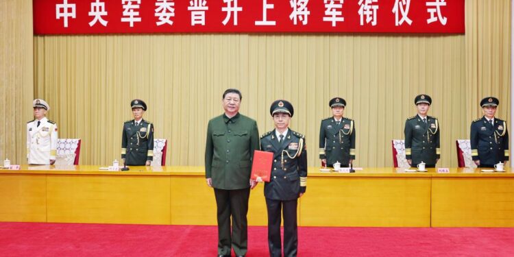 Xi presents order to promote military officer to rank of general