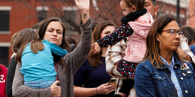 Investigators seek to salvage aircraft after deadly Washington crash