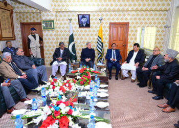 Kashmir will remain corner stone of Pakistan’s foreign policy, PM assures Hurriyat leaders