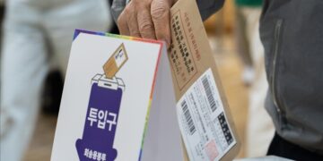 South Koreans vote in snap election to pick new president