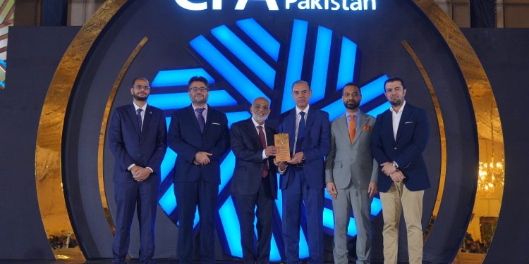Meezan Bank Receives the ‘Best Bank of the Year – Large Size Banks’ Award