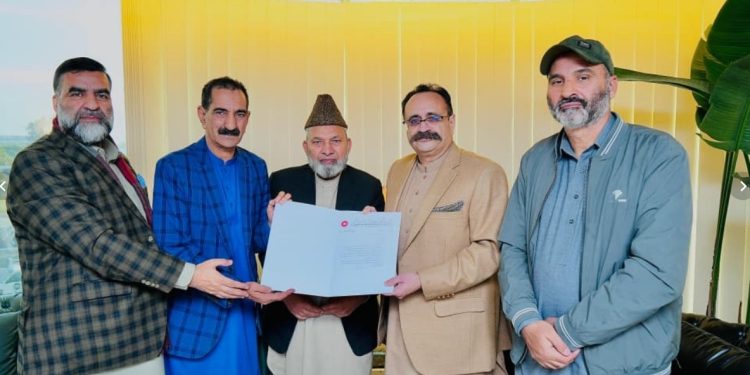 APHC Delegation Meets Former AJK Prime Minister Sardar Tanveer Ilyas in Islamabad